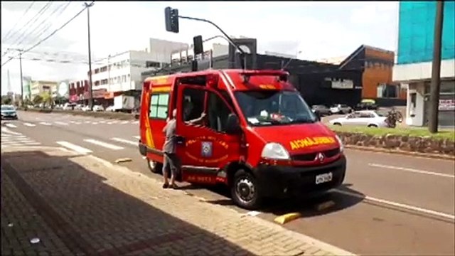 Colisão entre carros deixa idosa de 71 anos ferida na Avenida Carlos Gomes