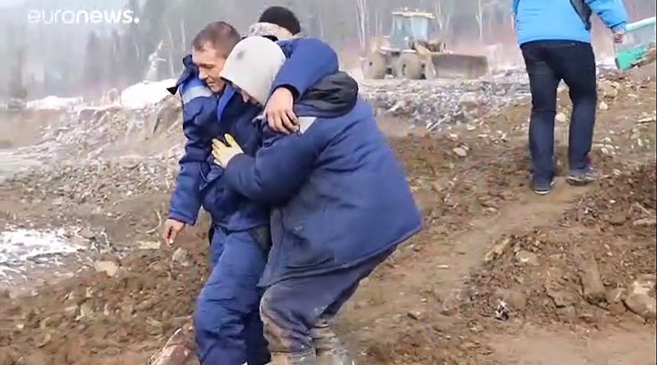 فيديو: مقتل 15 شخصا نتيجة انهيار سد في منجم للذ...