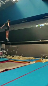 Triple saut : ce gymnaste atterrit trop court !