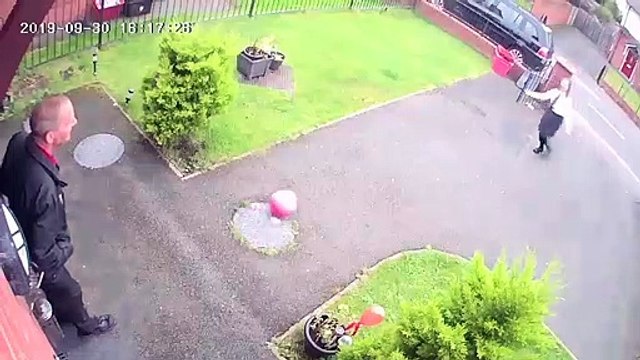 Il prend le ballon dans la tête en jouant avec sa fille !