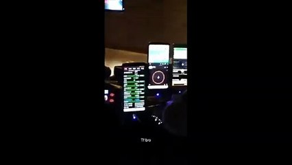Ce chauffeur Uber a 12 téléphones branchés devant son volant !