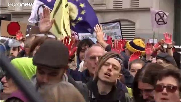 شاهد: مئات آلاف البريطانيين يخرجون في مسيرة وسط لندن رفضا للبريكست مطالبين باستفتاء ثان