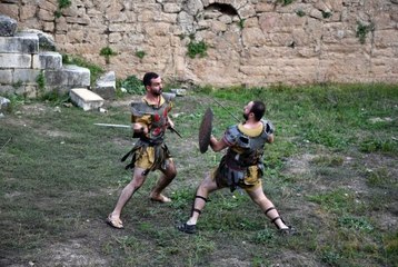 Antik kentte gladyatör dövüşleri nefesleri kesti