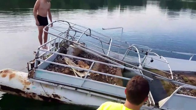 Il aime tellement son bateau qu'il a décidé de couler avec...