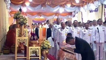 ภาพหวานในหลวง ราชินี จูงแขนกันดูพิพิธภัณฑ์ไดโนเสาร์!