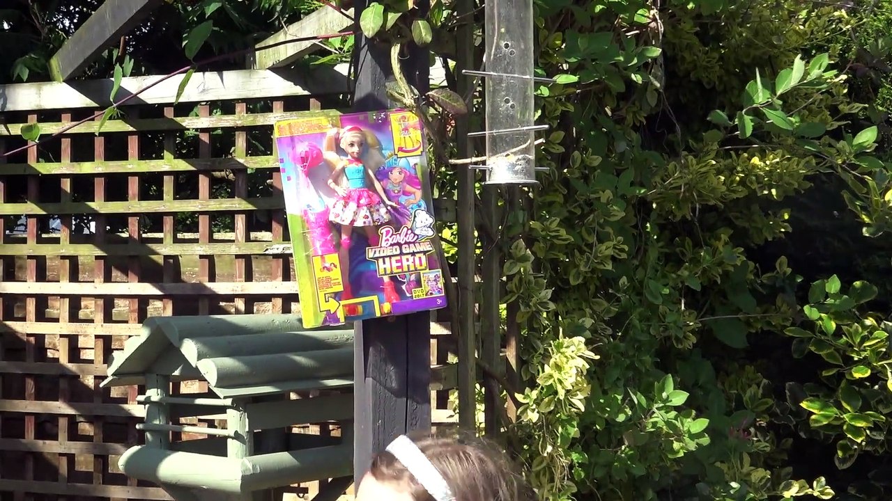 Andando de Patins da Barbie - em Um Mundo de Video Game