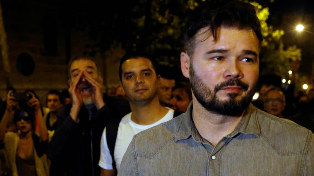 Esta es la cara que se le queda al 'indepe' Rufián cuando los 'indepes' de la manifestación de Barcelona lo expulsan al grito de 'botifler'