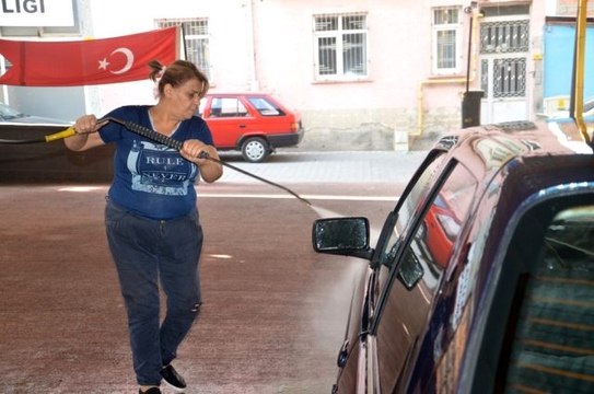 Kadın oto yıkamacı erkeklere taş çıkartıyor