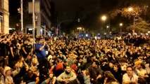 Los concentrados en Barcelona cantan el himno catalán