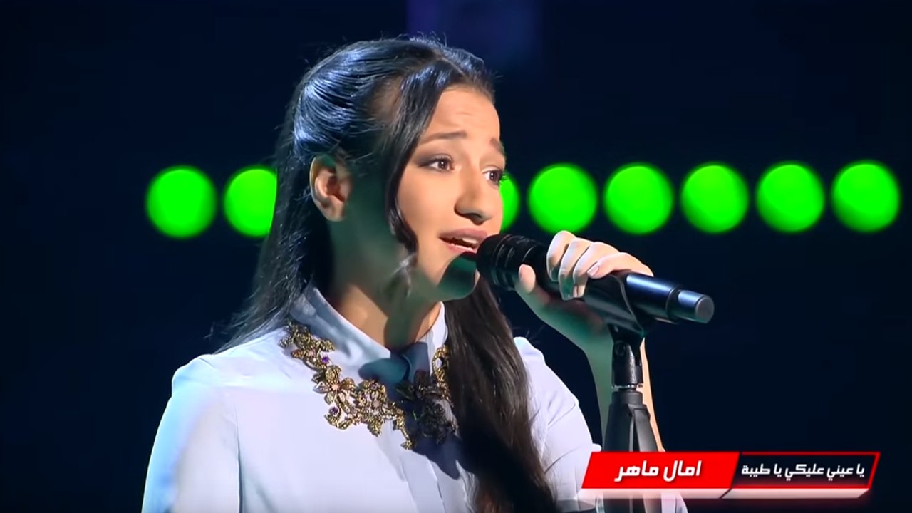 شاهدوا والدة متسابقة تشعل ذا فويس برد فعلها الغريبة على تأهل ابنتها