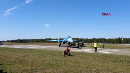 Savaş uçağı, hava gösterisinde pist kenarındaki görevlileri savurdu