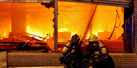 Confirman tres muertos tras un incendio en un supermercado en medio de las protestas de Chile