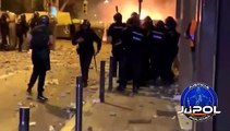 Agentes auxilian a un policía en los altercados en Cataluña