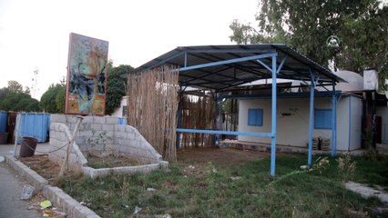 YPG/PKK, tahrip ettiği hastane önüne teröristbaşı posteri asmış - TEL ABYAD