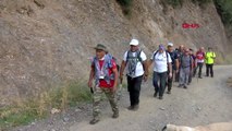 İzmir 84 yaşındaki ibrahim amca yürüyerek dağları aşıyor