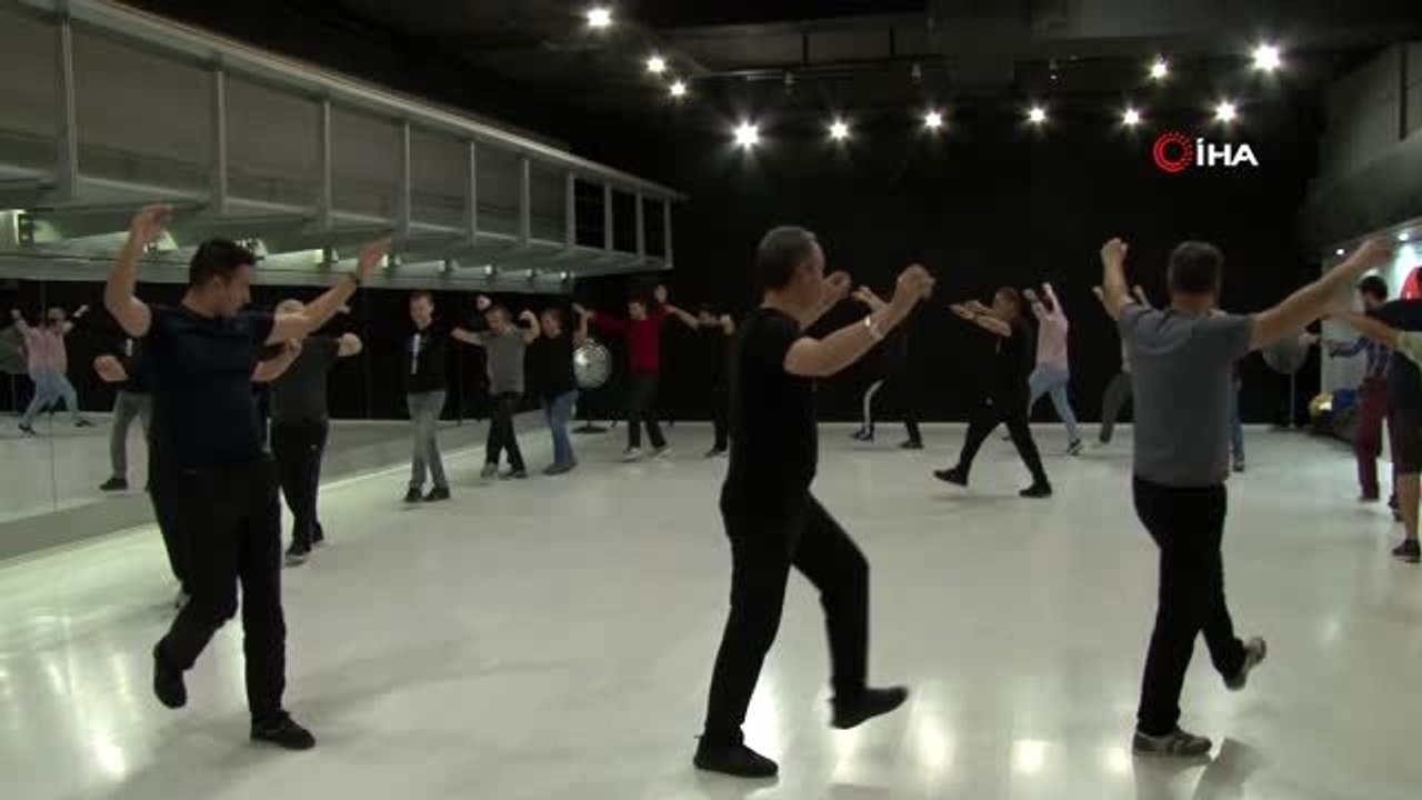Dünya evine girecek genç çiftler, düğün danslar...