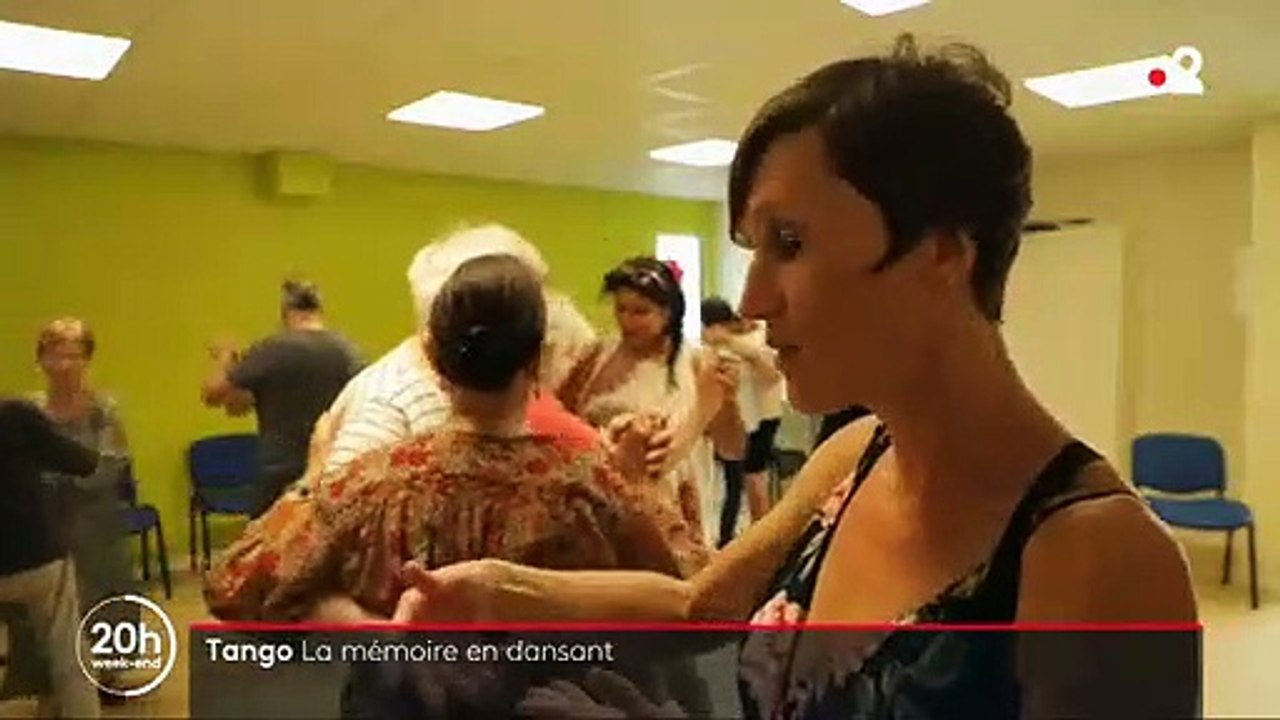Pour tenter d'apaiser et de ralentir les effets de la maladie d'Alzheimer certains résidents d'EHPAD dansent au rythme du Tango
