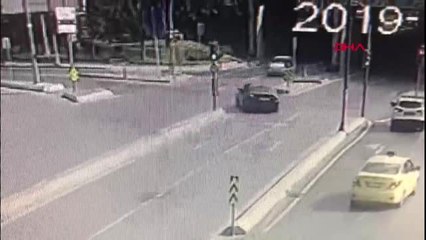 Üsküdar'daki hatalı dönüş nedeniyle meydana gelen kaza kamerada