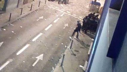 Momento en el que alcanzan al policía herido de gravedad
