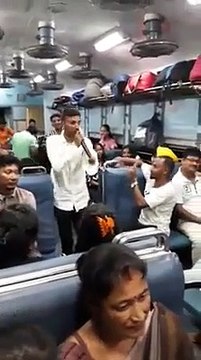 প্ৰফেচনেল গায়কতকৈ কোনো গুণে কম নহয়, ৰে’লত গীত গাই হৃদয় জিনিছে এজন দিব্যাংগই, চাওক Video