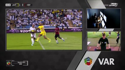 Doukha pète un câble après avoir reçu un coup de poing en plein visage