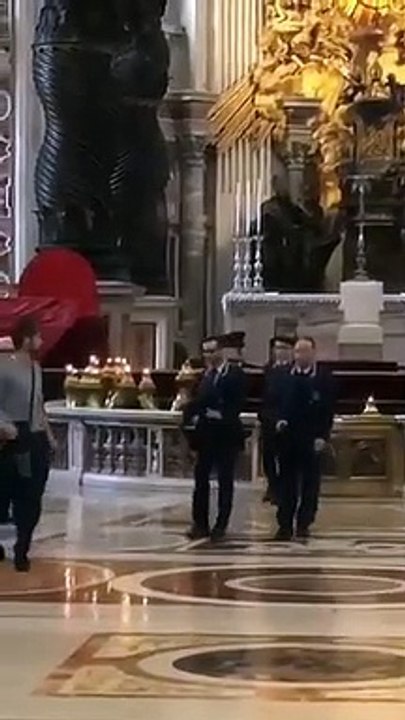 Basilique Saint Pierre de Rome : Un homme avec un couteau au coeur de la Cathédrale