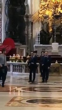 Basilique Saint Pierre de Rome : Un homme avec un couteau au coeur de la Cathédrale