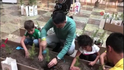 Bakan Pakdemirli çocuklarla fidan dikti