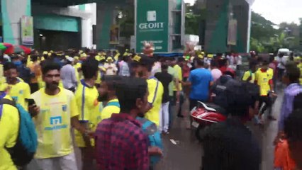 മഞ്ഞപ്പടയെ വരവേൽക്കാൻ പതിനായിരങ്ങൾ