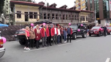 Meme kanserine dikkat çekmek için pembe balonlu konvoy oluşturdular