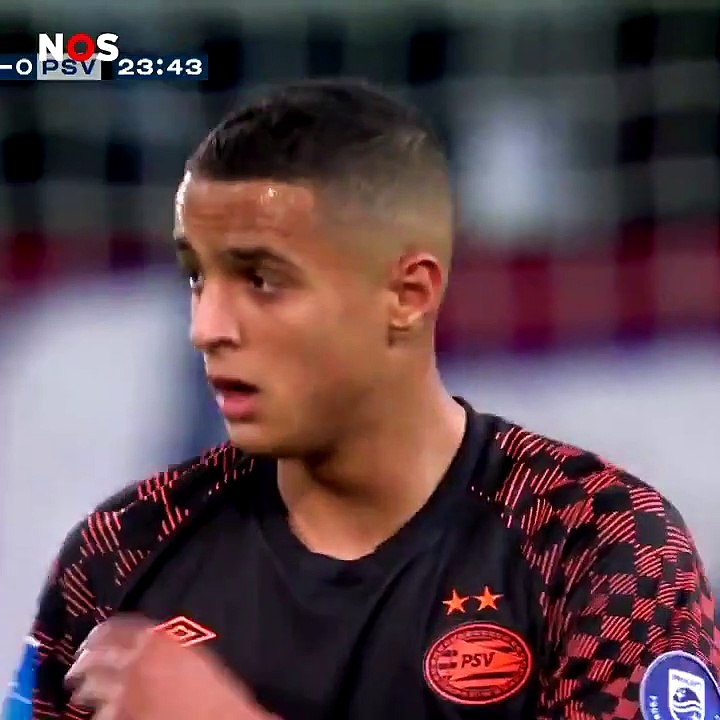 La forte émotion de ce jeune joueur de 17 ans du PSV...