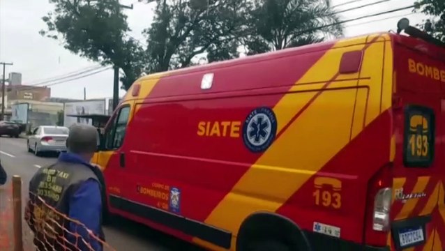 Carro na contramão atinge ciclistas na Avenida Brasil