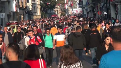 Güneşli havayı fırsat bilenler İstiklal Caddesi'ne akın etti