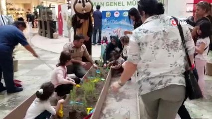 Bakan Pakdemirli çocuklarla fidan dikti