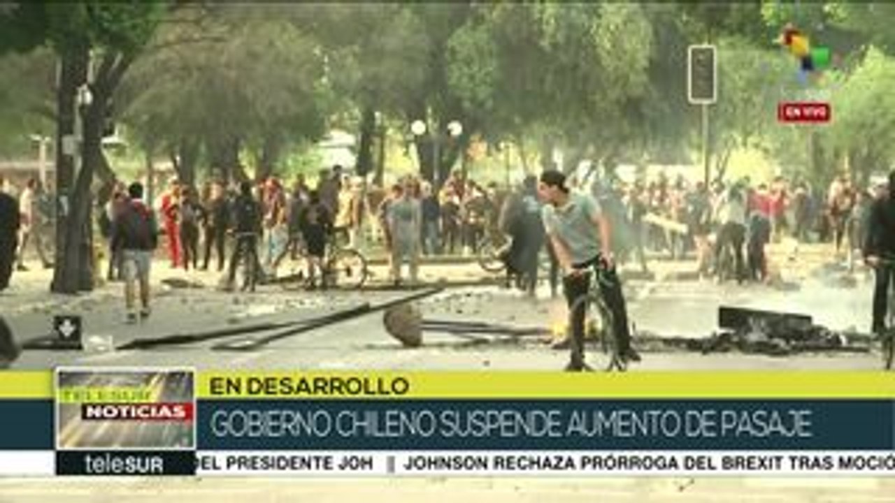 Chilenos se mantienen en las calles, rechazan alzas de pasajes