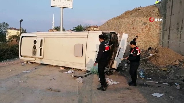 Kocaeli’de işçileri taşıyan midibüs 6 metre yükseklikten uçtu: 1’i ağır 6 yaralı