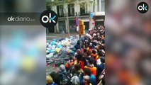Los CDR arrojan bolsas de basuras frente a la Delegación del Gobierno en Barcelona