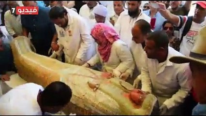 شاهد .. لحظة فتح تابوتين لرجل وسيدة من اكتشاف "خبيئة العساسيف"