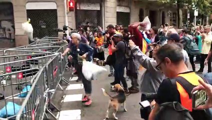 Montones de bolsas de basura para protestar por las cargas policiales en Barcelona