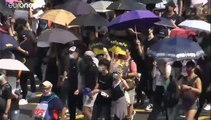 شاهد: المحتجون يتحدون السلطات بعد حظر المسيرات في هونغ كونغ ويرمون الشرطة بالقنابل الحارقة