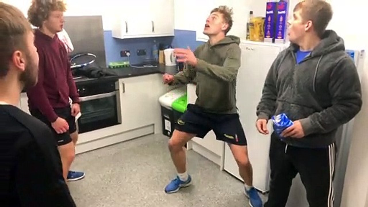 Jongles avec une cacahuète : ces colocs sont des artistes de l'apréro !