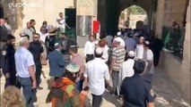 شاهد: المئات من المستوطنين الإسرائيليين يقتحمون باحة المسجد الأقصى في عيد العرش اليهودي