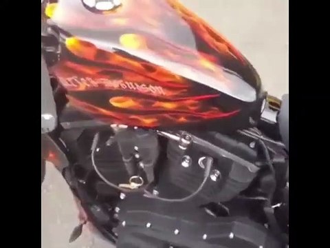 Cette peinture sur son pot de moto réagit quand le moteur chauffe
