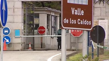 Gruas y camiones entran en el Valle de los Caídos