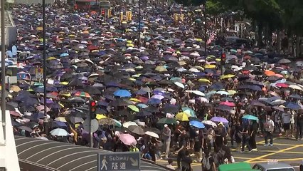 Скачать видео: Hong Kong police and protesters exchange tear gas and petrol bombs