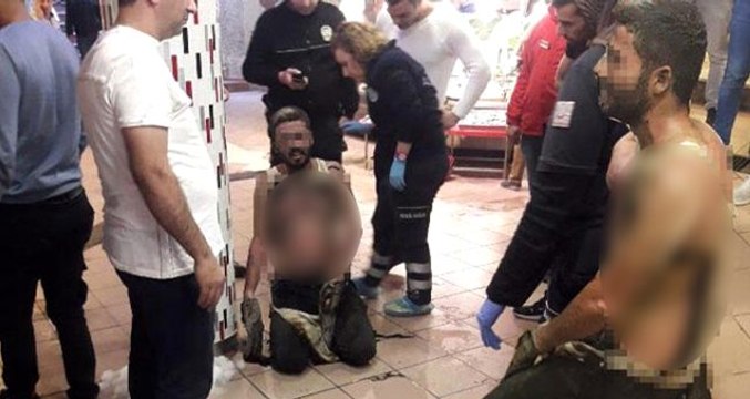 Sokak ortasında eşiyle tartışan adam, benzin dökerek kendini ateşe verdi