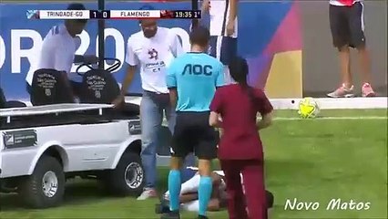 ¡De chiste!: Este carrito médico llega para asistir a un futbolista y le aplasta el pie