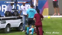 ¡De chiste!: Este carrito médico llega para asistir a un futbolista y le aplasta el pie