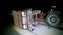 Traktör römorku devrildi Tonlarca mısır silajı yola saçıldı