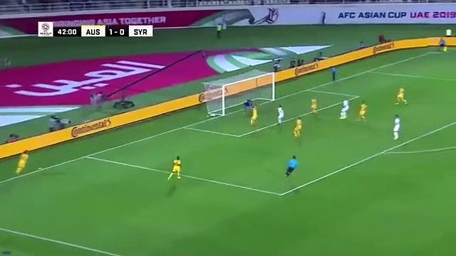 ¡Ridículo!: Dos compañeros chocan entre sí y el árbitro pita penalti